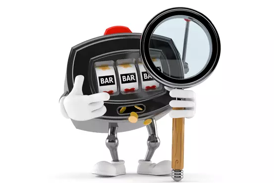 Machine à sous anthropomorphisée avec une loupe dans la main